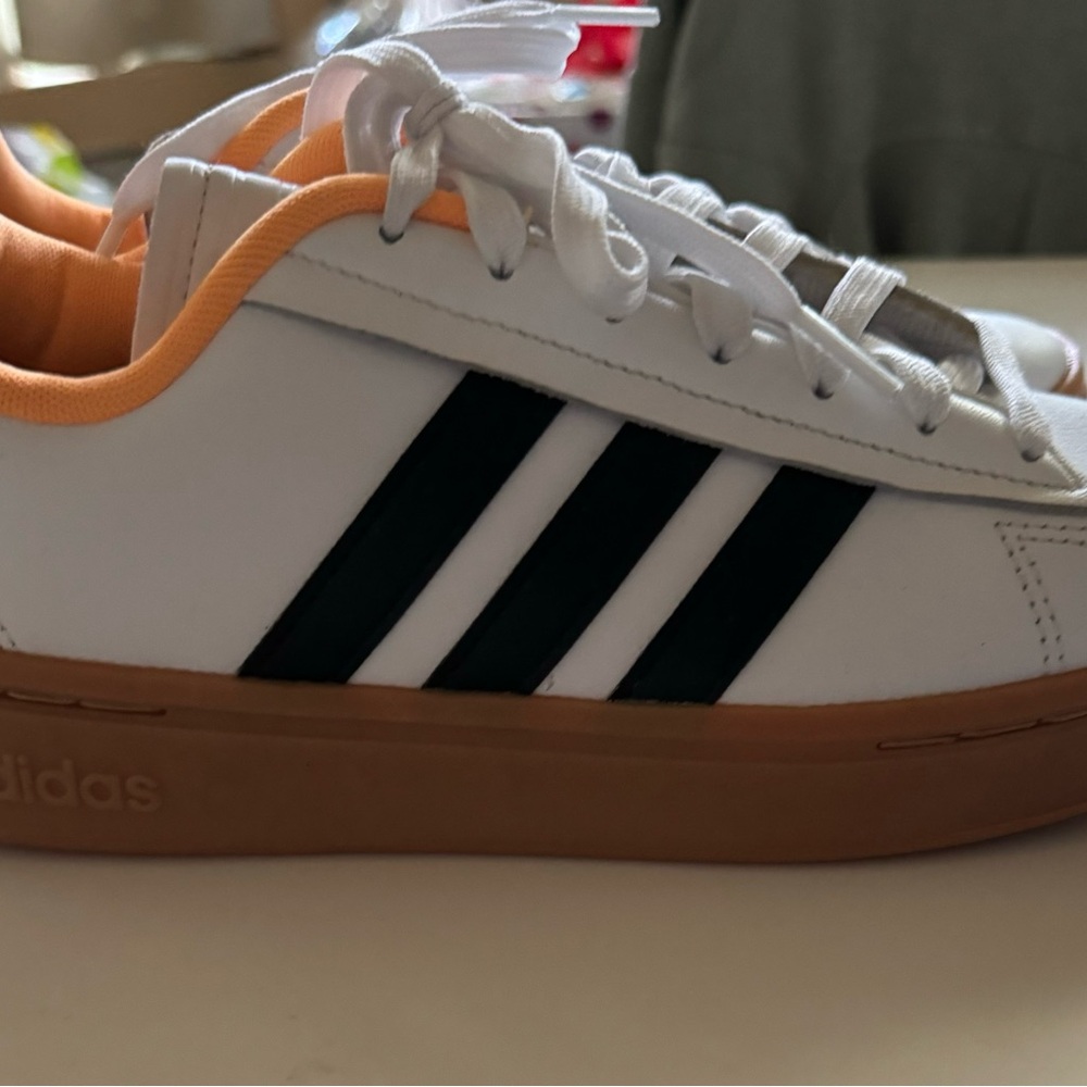 Woman’s size 7 1/2 Adidas Cloud White/Core Black/Flash Orange tennis shoe 👟 💥 - Picture 3 of 10